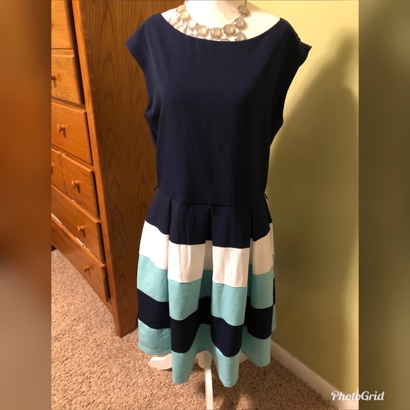 Tiana B. Dresses & Skirts - Tiana B Blue color block sleeveless dress